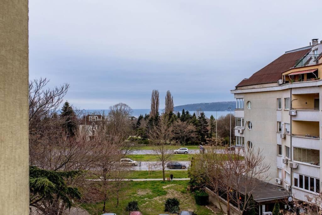 Sea View Apartment Next To Sea Garden And Beach Varna Bagian luar foto
