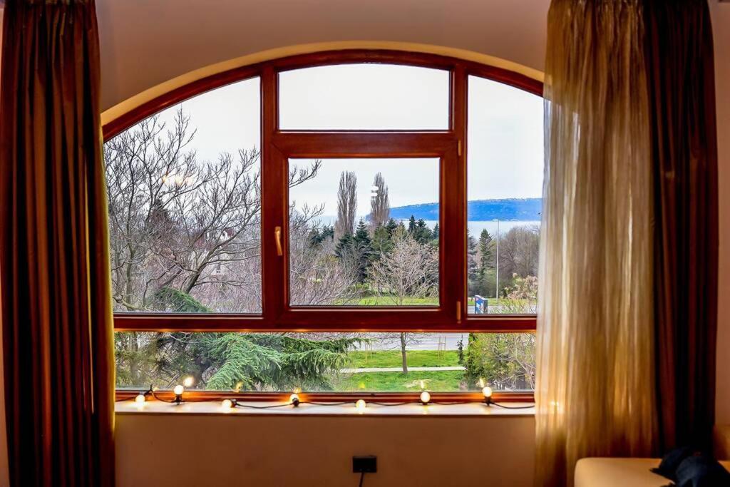 Sea View Apartment Next To Sea Garden And Beach Varna Bagian luar foto
